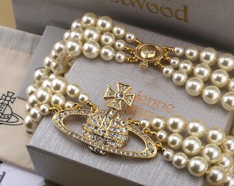 New In Box Vivienne Westwood Perlenkette, Große Gold Dreischichtige Perlenkette CZ Saturn Anhänger, Geschenk für Sie