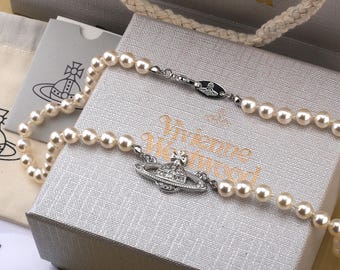 Collana Vivienne Westwood con perle, ciondolo Saturno in argento 925 con zirconi, nuova nella confezione originale, regalo per lei.
