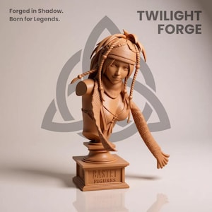 K&ouml;nnte beinhalten: Eine hellbraune B&uuml;ste einer weiblichen Figur mit geflochtenem Haar und aufwendigen Kleidungsdetails. Die B&uuml;ste ist auf einem Sockel mit dem Text "BASTET FIGURES" montiert. Die Worte "TWILIGHT FORGE" sind dar&uuml;ber angezeigt.