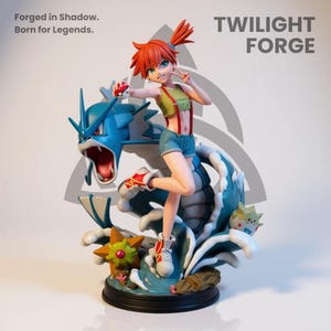 Könnte beinhalten: Detaillierte Figur eines Charakters mit orangefarbenem Haar, der ein grünes Oberteil, Jeansshorts und rote Turnschuhe trägt und mit einer blauen, drachenartigen Kreatur posiert. Die Figur steht auf einem Sockel mit Wassereffekten und dem Text "TWILIGHT FORGE".