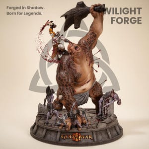 Op de afbeelding: Een gedetailleerd beeld dat een gevechtsscène uit God of War uitbeeldt. Een grote, bruine, monsterlijke figuur wordt aangevallen door kleinere figuren. Het beeld bevat de tekst "TWILIGHT FORGE" en "GOD OF WAR". De basis van het beeld is grijs.