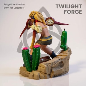 K&ouml;nnte beinhalten: Detaillierte Figur einer Kriegerin mit blonden Haaren, die einen Rock tr&auml;gt und eine Waffe h&auml;lt. Die Figur steht auf einem felsigen Sockel mit gr&uuml;nen Kakteen und rosa Bl&uuml;ten. Der Text "TWILIGHT FORGE" ist sichtbar.