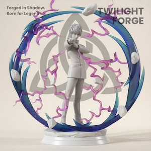 Może przedstawiać: Biała figurka postaci w dynamicznej pozie, otoczona niebieskimi i fioletowymi efektami energetycznymi. Figurka stoi na białej podstawie, z napisami "TWILIGHT FORGE" i "Forged in Shadow. Born for Legends." w tle.