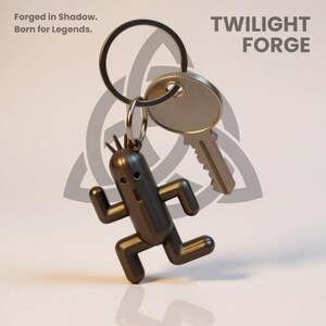 K&ouml;nnte beinhalten: Ein dunkelgrauer Metall-Schl&uuml;sselanh&auml;nger mit einer laufenden Cartoonfigur und einem Schl&uuml;ssel. Der Schl&uuml;sselanh&auml;nger befindet sich an einem silbernen Ring mit einem Schl&uuml;ssel. Der Text "Forged in Shadow. Born for Legends." und "TWILIGHT FORGE" sind sichtbar.