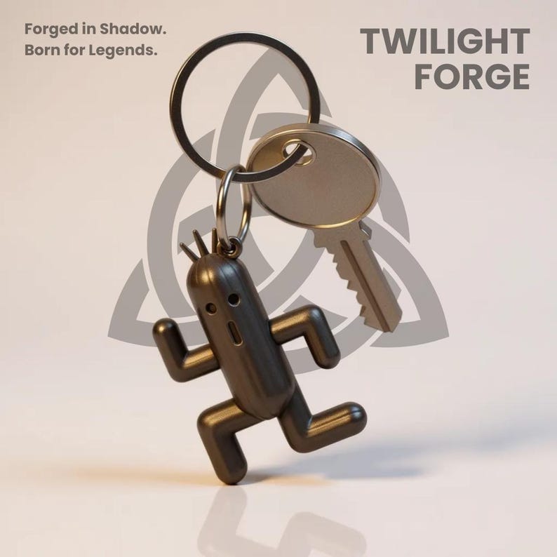 K&ouml;nnte beinhalten: Ein dunkelgrauer Metall-Schl&uuml;sselanh&auml;nger mit einer laufenden Cartoonfigur und einem Schl&uuml;ssel. Der Schl&uuml;sselanh&auml;nger befindet sich an einem silbernen Ring mit einem Schl&uuml;ssel. Der Text "Forged in Shadow. Born for Legends." und "TWILIGHT FORGE" sind sichtbar.