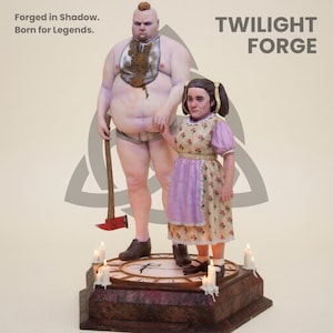 Puede incluir: Escultura de dos figuras, un hombre grande con cresta y un niño, de pie sobre una base con forma de reloj con velas encendidas. El hombre sostiene un hacha. El niño lleva un vestido floral y un delantal. El texto "Forged in Shadow. Born for Legends." es visible.
