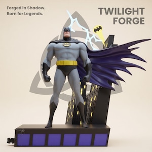 Puede incluir: Una figura de Batman de Twilight Forge, de pie sobre una base de tejado. La figura es gris y negra con un cinturón y capa amarillos. La base tiene un diseño púrpura y negro, con las palabras "Forged in Shadow. Born for Legends."