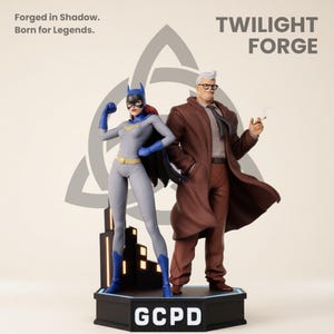 Puede incluir: Estatua de Batgirl con un traje gris y azul y el Comisario Gordon con un abrigo marrón. La base tiene la inscripción "GCPD" y el texto "Twilight Forge" es visible encima de las figuras.