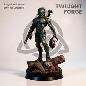 以下が含まれることがあります： 切り落とされた頭部を持つ、暗く装甲された人物の精巧な像。「TWILIGHT FORGE」と「Forged in Shadow. Born for Legends.」の文字が背景にあり、岩の台座の上に立っています。