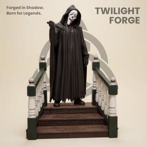 Può includere: Una statuetta di Ghostface, l'assassino della serie di film Scream, con un coltello. La statuetta indossa una veste nera con cappuccio e si trova su una scala di legno con ringhiere verdi e bianche. Il testo sull'immagine recita "Forged in Shadow. Born for Legends." e "TWILIGHT FORGE."