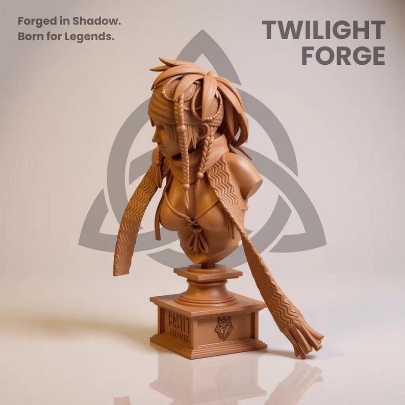 K&ouml;nnte beinhalten: Eine hellbraune B&uuml;stenskulptur einer weiblichen Figur mit detaillierten geflochtenen Haaren und drapiertem Stoff. Die Skulptur ist auf einem Sockel mit einem Wolfsemblem montiert. Der Text auf dem Bild lautet "Forged in Shadow. Born for Legends." und "TWILIGHT FORGE."