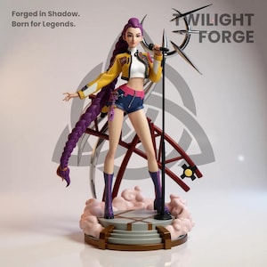 Puede incluir: Figura de un personaje femenino con largo cabello morado, vistiendo una chaqueta amarilla, pantalones cortos de mezclilla y botas moradas, sosteniendo un micrófono. La figura está sobre un escenario con base de nube, con el texto "Forged in Shadow. Born for Legends."