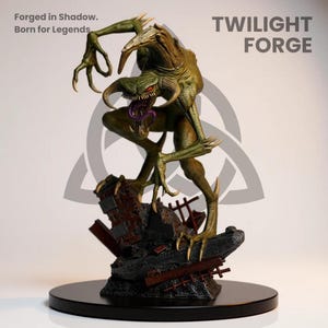 Può includere: Una dettagliata statuetta di mostro verde e marrone con artigli e denti affilati, posata su una base di mattoni e pietra in rovina. La statuetta è su una base circolare nera, con il testo "TWILIGHT FORGE" e "Forged in Shadow. Born for Legends."