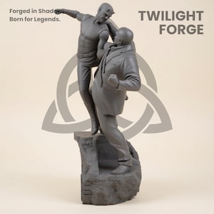 Op de afbeelding: Een grijze beeldhouwwerk met twee figuren in gevecht, één in een pak en de ander in een superheldenpak. Het beeld staat op een rotsachtige basis. Tekst op de afbeelding luidt "Forged in Shadow. Born for Legends." en "TWILIGHT FORGE."