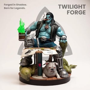 Puede incluir: Una estatua detallada de un personaje de piel azul con pelo largo y negro, fumando una pipa y vistiendo un chaleco negro y vaqueros. La estatua está sentada y rodeada de otras figuras, incluyendo un bulldog y un objeto verde brillante. El texto "TWILIGHT FORGE" es visible.