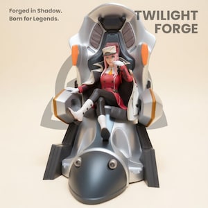 Puede incluir: Figura detallada de un personaje sentado en una silla futurista. La figura viste un uniforme rojo y blanco con un sombrero a juego. La silla es plateada y negra con detalles en naranja. El texto de la imagen dice "Forged in Shadow. Born for Legends." y "TWILIGHT FORGE."