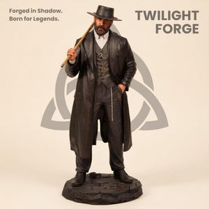 Puede incluir: Una figura detallada de un hombre barbudo con sombrero negro, abrigo largo, chaleco y pantalones. Sostiene un bastón de madera sobre el hombro. El texto "Forged in Shadow. Born for Legends." y "TWILIGHT FORGE" aparece detrás de la figura.