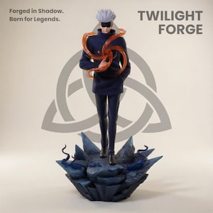 Op de afbeelding: Een beeldje van een personage met wit haar en een blinddoek, gekleed in een donkerblauwe outfit en met een oranje energiebol. Het beeldje staat op een blauwe rotsachtige basis. De tekst "TWILIGHT FORGE" is zichtbaar.