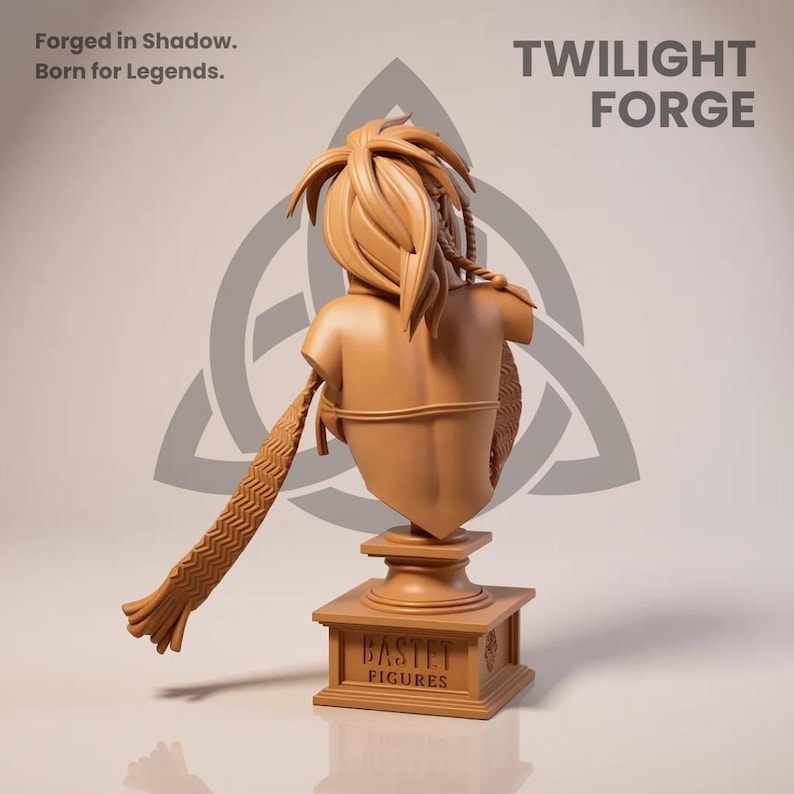 K&ouml;nnte beinhalten: Eine hellbraune B&uuml;ste einer Figur mit langen Haaren und einem detaillierten Schulterst&uuml;ck. Die B&uuml;ste ist auf einem Sockel mit dem Text "BASTET FIGURES" montiert. Die Worte "TWILIGHT FORGE" werden &uuml;ber der B&uuml;ste angezeigt, mit dem Text "Forged in Shadow. Born for Legends."