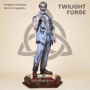 Puede incluir: Una figura detallada de un personaje pálido de piel gris, con camisa y pantalones azul claro desgarrados. La figura se apoya sobre una base hexagonal con velas pequeñas. Texto: Forged in Shadow. Born for Legends. TWILIGHT FORGE.