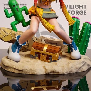 K&ouml;nnte beinhalten: Detaillierte Figur eines Charakters in einer W&uuml;stenlandschaft. Die Figur tr&auml;gt ein gelb-gr&uuml;nes Outfit, blau-wei&szlig;e Stiefel und steht in der N&auml;he einer Schatzkiste. Eine gr&uuml;ne kaktusartige Kreatur und der Text "TWILIGHT FORGE" sind ebenfalls zu sehen.