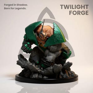 Puede incluir: Estatua detallada de un personaje con armadura verde y gris, arrodillado sobre una base rocosa. La estatua tiene el texto "Twilight Forge" y "Forged in Shadow. Born for Legends."