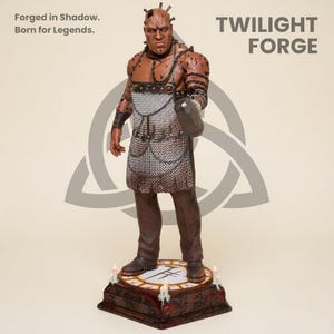 Può includere: Statuetta dettagliata di una figura muscolosa in armatura, che tiene un'arma. La figura è su una base a tema orologio con candele. Il testo "TWILIGHT FORGE" è visualizzato. Il testo aggiuntivo recita "Forged in Shadow. Born for Legends."