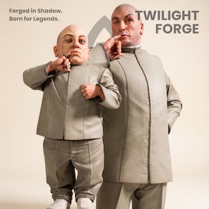 Pu&ograve; includere: Due figure con abiti grigi abbinati sono fianco a fianco. Il testo "Forged in Shadow. Born for Legends." &egrave; in alto a sinistra. Il testo "TWILIGHT FORGE" &egrave; in alto a destra. Le figure sembrano personaggi di un film.