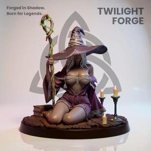 Puede incluir: Figura detallada de una bruja arrodillada con un atuendo y sombrero morados, sosteniendo un bastón con vides verdes. La figura está sobre una base de madera con velas y libros. El texto de la imagen dice "Forged in Shadow. Born for Legends." y "TWILIGHT FORGE."