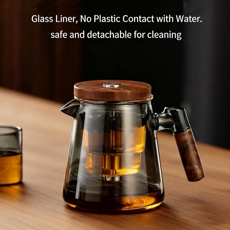 Pode incluir: Uma chaleira de vidro com tampa e al&ccedil;a de madeira. A chaleira tem um infusor de metal e &eacute; preenchida com um l&iacute;quido dourado. O texto na imagem diz: Glass Liner, No Plastic Contact with Water. safe and detachable for cleaning.