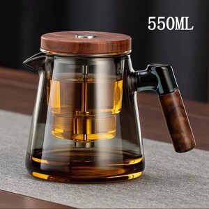 Pode incluir: Bule de vidro transparente com tampa e al&ccedil;a de madeira. Cont&eacute;m um l&iacute;quido dourado e um infusor interno. O texto "550ML" &eacute; vis&iacute;vel. Capacidade de 550 ml.