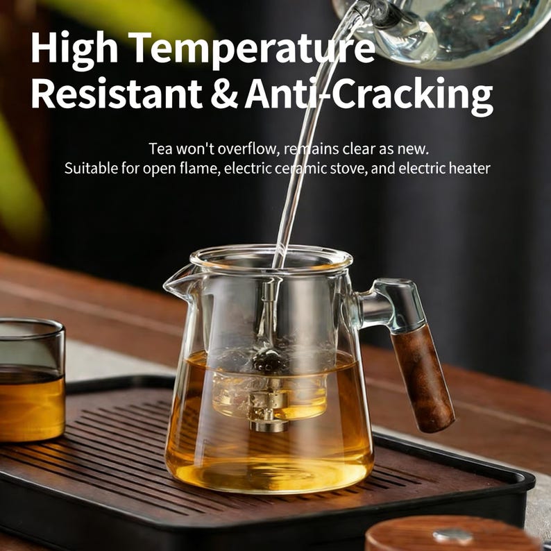 Pode incluir: Uma chaleira de vidro transparente com uma al&ccedil;a de madeira est&aacute; sendo preenchida com &aacute;gua. A chaleira tem um infusor de metal dentro. O texto na imagem diz: Resistente a altas temperaturas e anti-rachaduras.