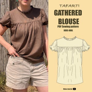 Op de afbeelding: Een bruine geplooide blouse met korte mouwen en een gerimpelde halslijn. De afbeelding bevat ook een PDF-naaipatroon voor de blouse, met maten XXXS-XXXL. De blouse wordt gecombineerd met beige shorts.