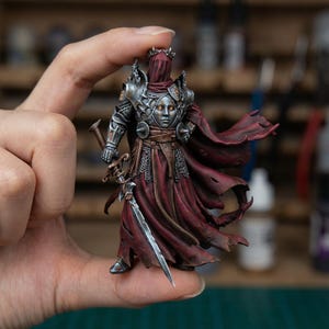 Dark Paladin Miniatur – Ritter mit Kapuze, zerfetztem Umhang & Schwert – Resin RPG Figur 32 mm–75 mm