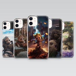 Puede incluir: Un conjunto de cinco fundas transparentes para teléfono con diferentes representaciones artísticas del personaje Groot. Los diseños muestran a Groot en varios entornos, con colores vibrantes e ilustraciones detalladas. Las fundas están diseñadas para un smartphone.