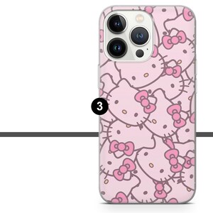 Pu&ograve; includere: Una custodia per telefono rosa con un motivo ripetuto di facce di Hello Kitty con fiocchi rosa. La custodia ha un bordo trasparente e un ritaglio per la fotocamera. Il design &egrave; di colore rosa chiaro.