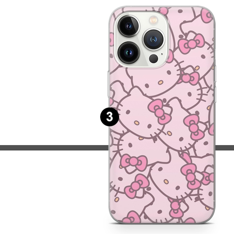 Pu&ograve; includere: Una custodia per telefono rosa con un motivo ripetuto di facce di Hello Kitty con fiocchi rosa. La custodia ha un bordo trasparente e un ritaglio per la fotocamera. Il design &egrave; di colore rosa chiaro.