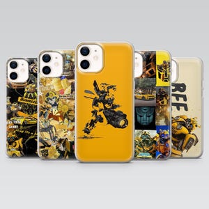 Op de afbeelding: Een verzameling van vijf telefoonhoesjes met ontwerpen geïnspireerd op het Transformers-personage Bumblebee. De hoesjes tonen verschillende afbeeldingen van Bumblebee in actie, samen met gerelateerde graphics en tekst, in tinten geel, zwart en grijs.