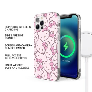 Pu&ograve; includere: Una custodia per telefono con un motivo di Hello Kitty rosa e bianco. La custodia &egrave; mostrata accanto a un telefono con un simbolo di ricarica sullo schermo. Il testo sull'immagine recita: Supporta la ricarica wireless, i lati non sono stampati.