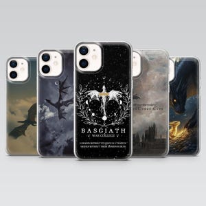 Könnte beinhalten: Fünf Handyhüllen mit Drachendesign. Die Designs umfassen Drachenillustrationen, Himmelsmuster und den Text "BASGIATH WAR COLLEGE" und "A DRAGON WITHOUT ITS RIDER IS A TRAGEDY. A RIDER WITHOUT THEIR DRAGON IS DEAD."