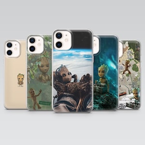 Puede incluir: Una colección de fundas para teléfonos con el personaje Groot de Guardianes de la Galaxia. Las fundas muestran varias imágenes de Groot, incluyendo una versión de dibujos animados y Groot en el espacio. Las fundas son de diferentes colores.