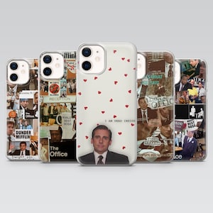 Puede incluir: Cinco fundas para teléfono con diseños inspirados en la serie de televisión "The Office". Las fundas muestran imágenes de personajes, citas y el logotipo del programa. Una funda tiene patrones de corazones rojos y la frase "I AM DEAD INSIDE."