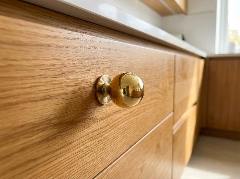 Handgjorda knoppar i massiv mässing – Lyxiga lådhandtag i smält mässing, moderna köksbeslag 1 KNOB