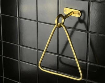 Handgefertigter unlackierter dreieckiger Handtuchhalter aus Messing - modernes Badezimmerdekor