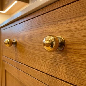Handgjorda knoppar i massiv mässing – Lyxiga lådhandtag i smält mässing, moderna köksbeslag 2 KNOBS