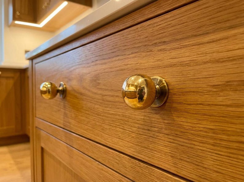 Handgjorda knoppar i massiv mässing – Lyxiga lådhandtag i smält mässing, moderna köksbeslag 2 KNOBS