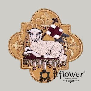 Może przedstawiać: Haftowana naszywka przedstawiająca baranka z aureolą, trzymającego flagę z czerwonym krzyżem. Naszywka ma kształt złotego czteroliścia ze szczegółowym złotym haftem i napisem "aflower EMBROIDERY".