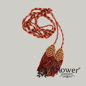 Puede incluir: Borla decorativa roja y dorada con un diseño anudado y un cordón a juego. La borla presenta un diseño de nudo dorado y el texto "flower embroidery".
