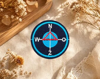 Aplique termocolante bordado com símbolo de bússola redonda, emblema náutico azul e preto, aplique para costurar em jaquetas e mochilas para decoração DIY.