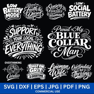 Op de afbeelding: Een verzameling witte tekstontwerpen op een zwarte achtergrond. De ontwerpen bevatten zinnen als "Low Battery Mode", "Support Your Local Everything" en "Proud of My Blue Collar Man". De onderkant van de afbeelding bevat bestandsformaten: SVG, DXF, EPS, JPG, PDF en PNG.